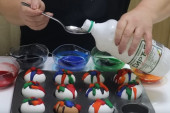 Farbanje jaja sodom bikarbonom: Za ovom tehnikom vlada opšta pomama - em je laka, em daje opasno lepa jaja (VIDEO)