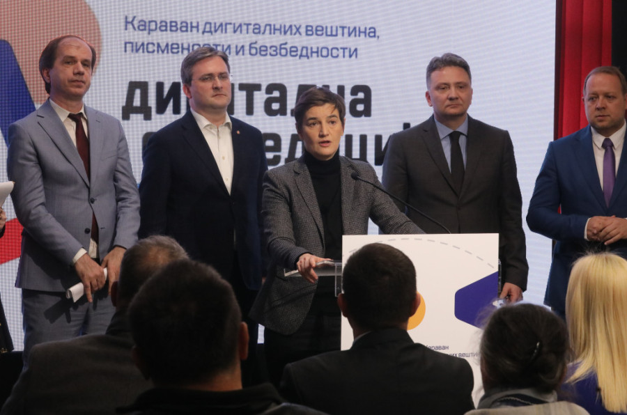 Brnabić u okviru "Digitalne ekspedicije" posetila Bor: Ponosna sam na penzionere i njihovo prihvatanje eUprave (FOTO)