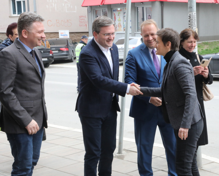 Brnabić u okviru "Digitalne ekspedicije" posetila Bor: Ponosna sam na penzionere i njihovo prihvatanje eUprave (FOTO)