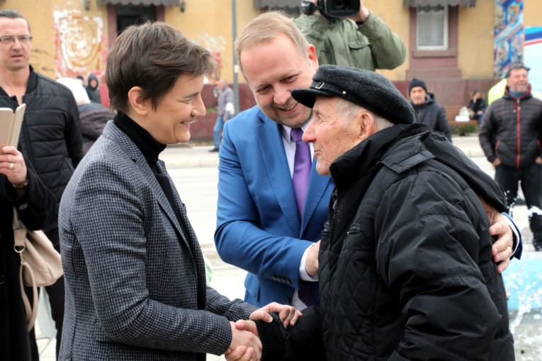 Brnabić u okviru "Digitalne ekspedicije" posetila Bor: Ponosna sam na penzionere i njihovo prihvatanje eUprave (FOTO)