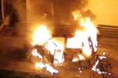 Požar u Železniku: Vatra progutala automobil (FOTO)
