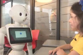 Robot Peper rame uz rame sa nastavnicima u beogradskoj školi, klinci paze šta će reći! A šta vi mislite o humanoidima u nastavi? (ANKETA)