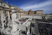 Papa Franja služi uskršnju misu u Rimu, desetine hiljade vernika se okupile (VIDEO)