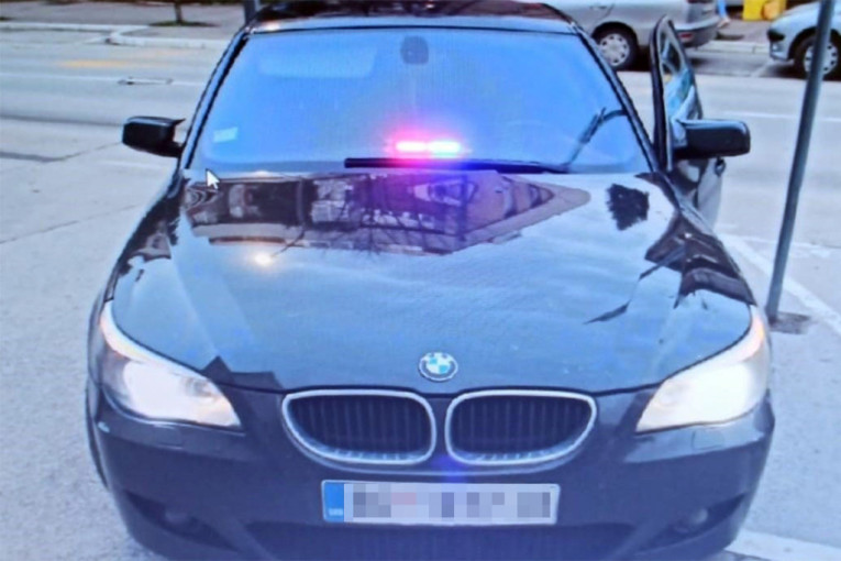 Zaustavili vozilo i glumili presretača svojim BMW-om: Uhapšena dva muškarca u Gornjem Milanovcu, a auto im je oduzet (FOTO)
