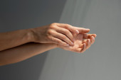 Da li znate koja tačka na dlanu je čarobna i zbog čega? Pritisnite Lao Gong i bićete oslobođeni umora i stresa (VIDEO)