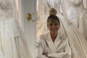 Saška Veselinov prvi put u javnosti posle porođaja! U elegantnom izdanju pokazala liniju, pa otkrila i kako se snalazi u ulozi majke (FOTO)