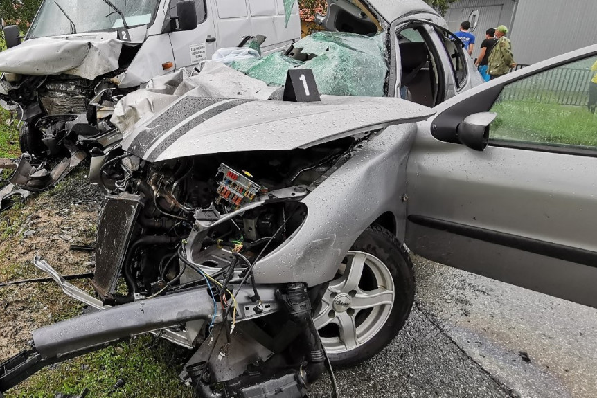 Teška nesreća kod Kragujevca: Sudarili se putničko vozilo i kamion, ima povređenih! (FOTO)