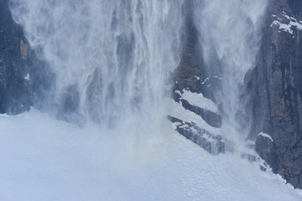 Petoro poginulo, mnogo je povređenih: Lančani sudar 30 vozila napravio haos, spasilačke ekipe na terenu! (VIDEO)