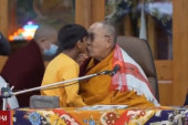 Šok na mrežama! Dalaj-lama poljubio dečaka u usta, a potom se isplazio i rekao detetu - Sisaj mi jezik! (VIDEO)