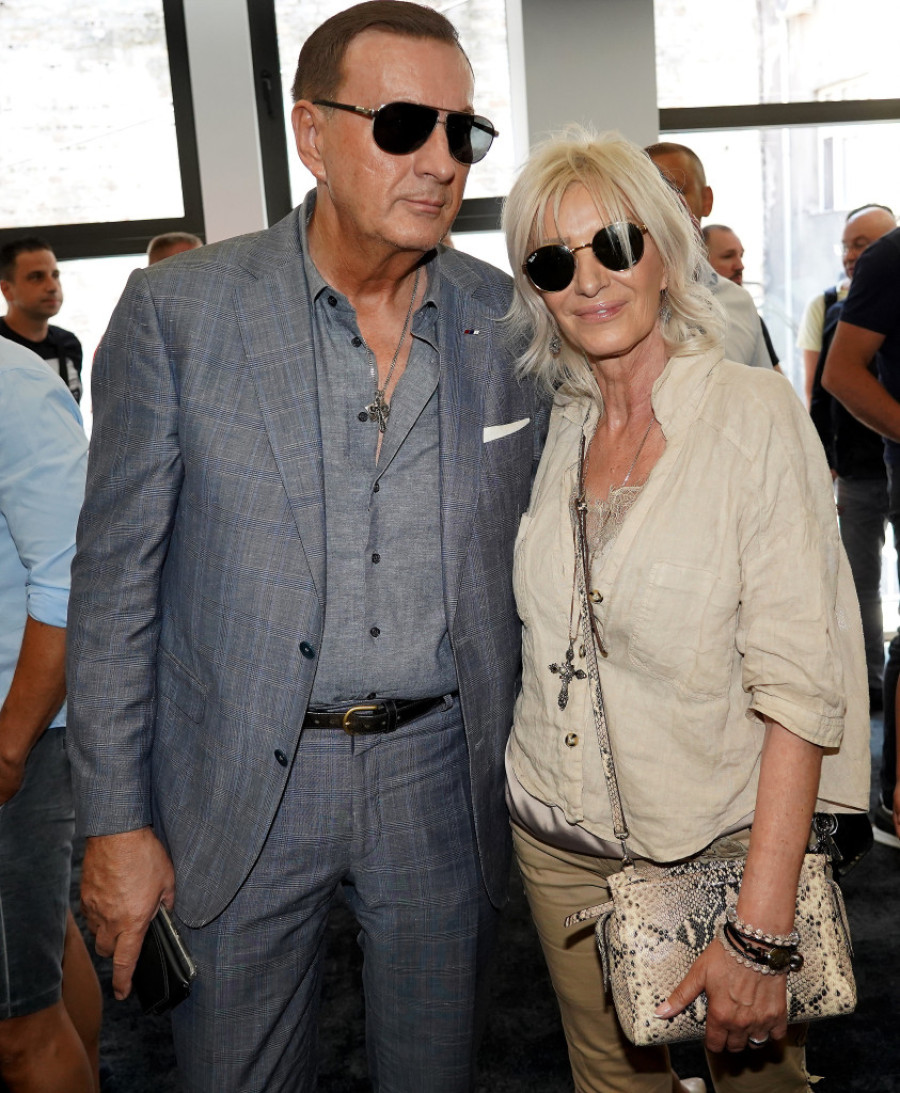 Tragedija za tragedijom u Cakaninom domu! Posle majke, pevačica izgubila još jednog člana porodice