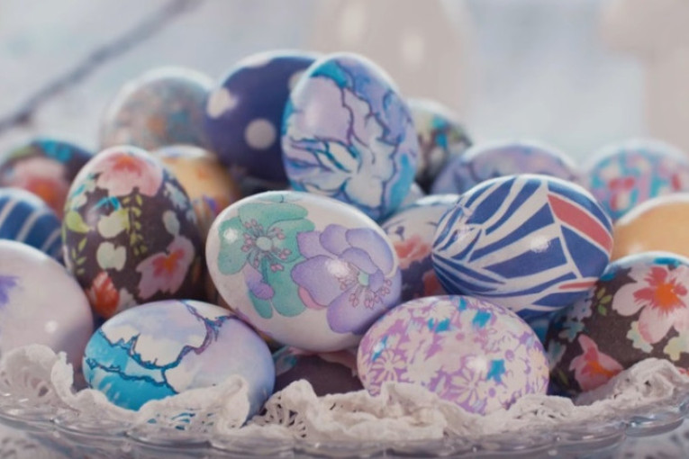 Farbanje uskršnjih jaja svilom najnoviji je trend, a šare su toliko lepe poput božanstvenog slikarskog platna (VIDEO)
