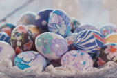 Jaje kao najlepše slikarsko platno: Farbanje uskršnjih jaja svilom je najnoviji trend, a uz to je i potpuno prirodna metoda (VIDEO)