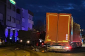 Nezgoda u Petrovaradinu: Kamionu otkazale kočnice, nije mogao da se zaustavi, pa naleteo na dva teretnjaka (FOTO)