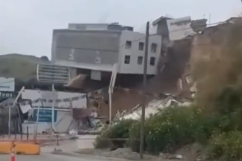 Zgrada se "prevrnula" i pala na ulicu: Zastrašujući snimak iz Meksika (VIDEO)