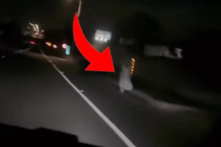 Jezivo: Žena u beloj haljini luta noću pored puta, vozači uplašeni (VIDEO)