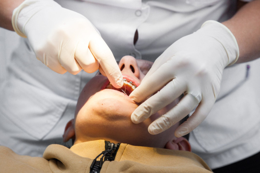 Širi se neobična teorija zavere: Mosad u Iranu ima zubare koji ugrađuju čipove u zube političara, tako su ubili i vrhovnog vođu?