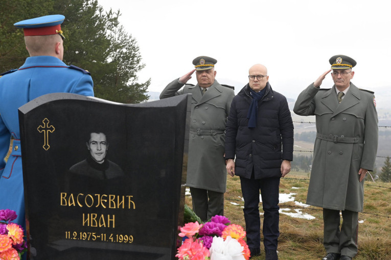 Ministar Vučević položio venac na grob heroja sa Košara Ivana Vasojevića