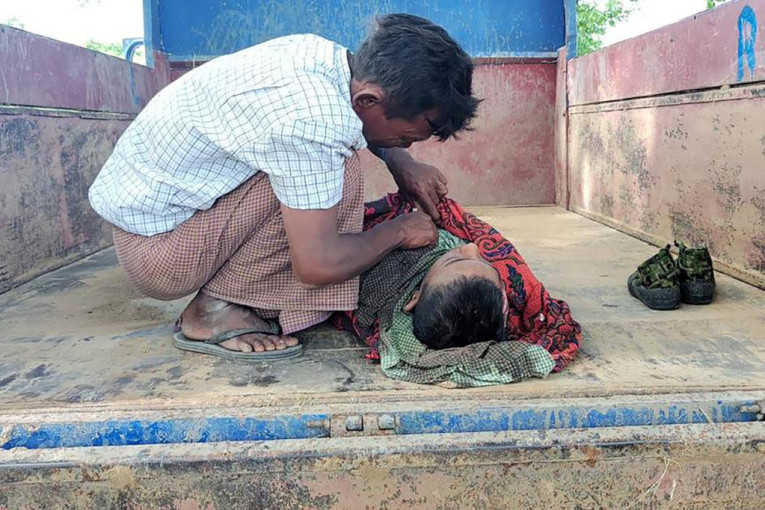 (UZNEMIRUJUĆI SADRŽAJ) U napadu vojne hunte u Mjanmaru stradalo više od 100 ljudi! Među poginulima ima i dece!