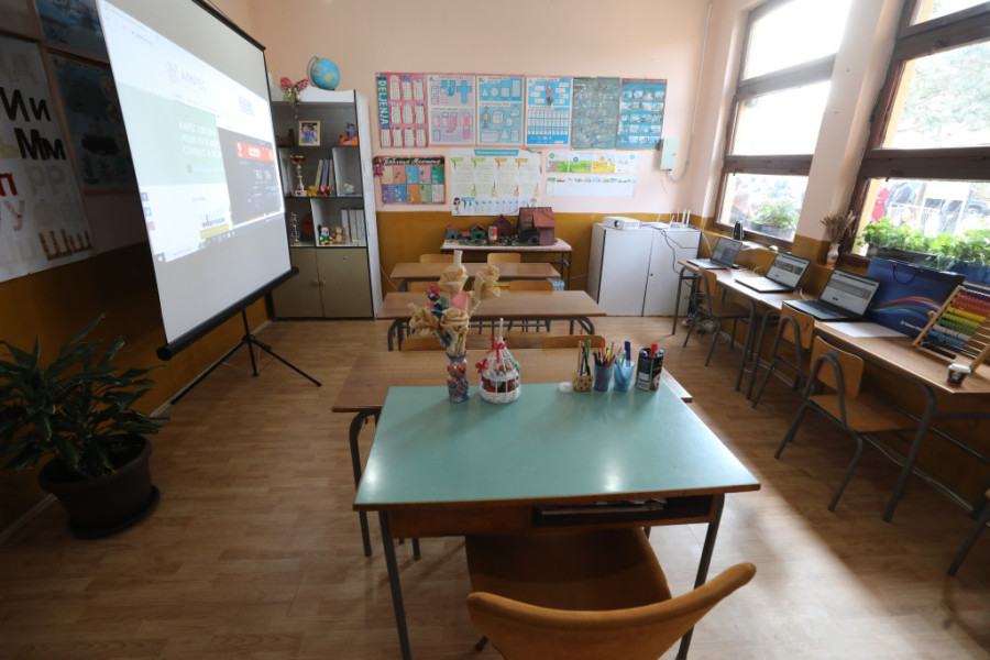 Dva sela u opštini Blace dobila optički internet: Ana Brnabić najavila - cilj je potpuna digitalizacija obrazovanja (FOTO)