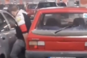 Dečko objasnio kako se pravilno parkira u Srbiji: Izađeš iz kola, pa ručno premestiš svog "ljubimca" gde treba (VIDEO)
