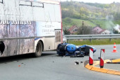Saobraćajka kod Obrenovca: Motociklista naleteo na autobus na kružnom toku! (VIDEO)