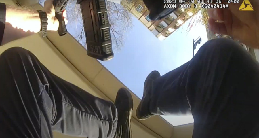 Haotičan snimak pucnjave u banci u Kentakiju: Napadač puca na policajce iz zasede, jedan pogođen u glavu! (VIDEO)