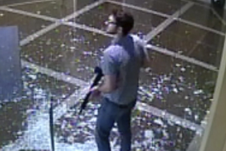 Haotičan snimak pucnjave u banci u Kentakiju: Napadač puca na policajce iz zasede, jedan pogođen u glavu! (VIDEO)