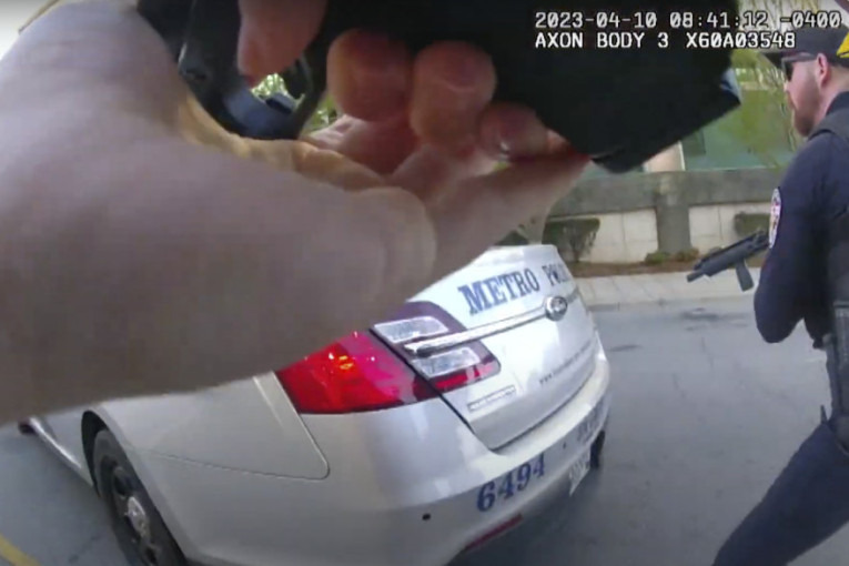 Haotičan snimak pucnjave u banci u Kentakiju: Napadač puca na policajce iz zasede, jedan pogođen u glavu! (VIDEO)