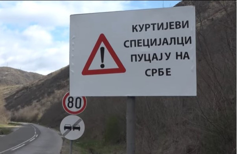 Na mestu gde je policija pucala na Srbina i ranila ga postavljen znak upozorenja
