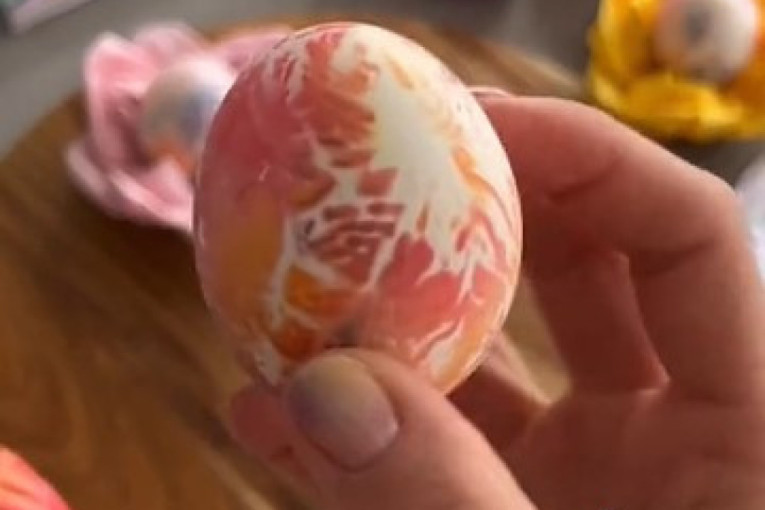 Tehnika farbanja jaja u salveti očarala zaposlene žene umetničke duše (VIDEO)