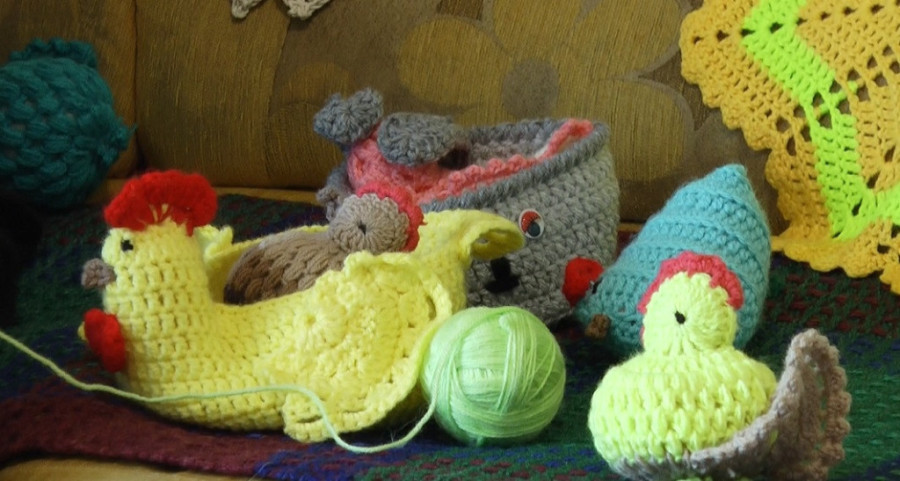 Preslatki šegrt Milisav: Ovaj mačak po potrebi mrsi ili razmrsuje konce, a Borislavi pomaže da isplete vaskršnje korpice (FOTO)