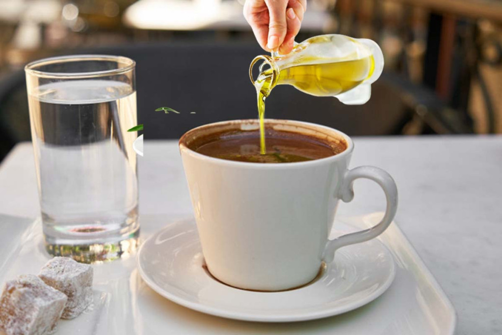 Dodavanje maslinovog ulja u kafu je novi trend, a šta to čini našem organizmu? Važno je da znate da se dešava nekoliko stvari