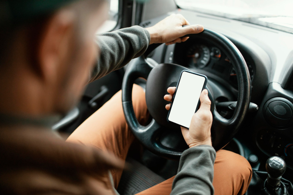 Ne samo da je neodgovorno, već je i izuzetno opasno: U ovim državama je dozvoljeno korišćenje mobilnog telefona tokom vožnje
