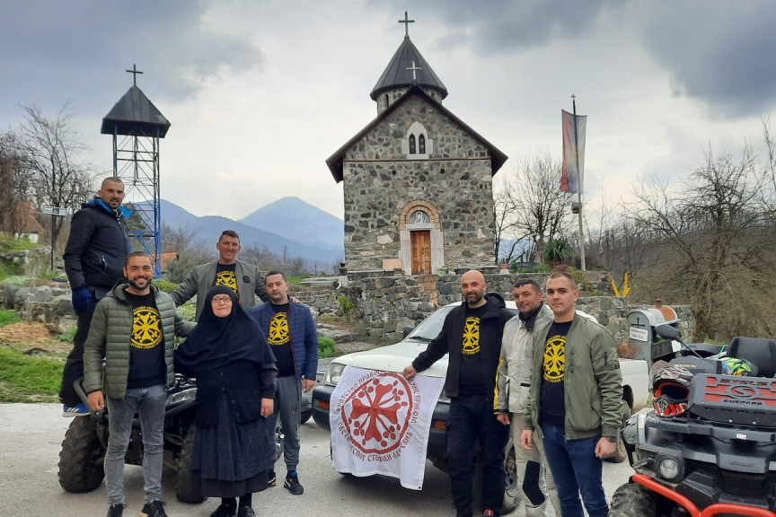 Kapa dole, momci: Bratstvo pravoslavne omladine iz Priboja za mesec dana skupilo pola miliona dinara za pomoć ugroženima