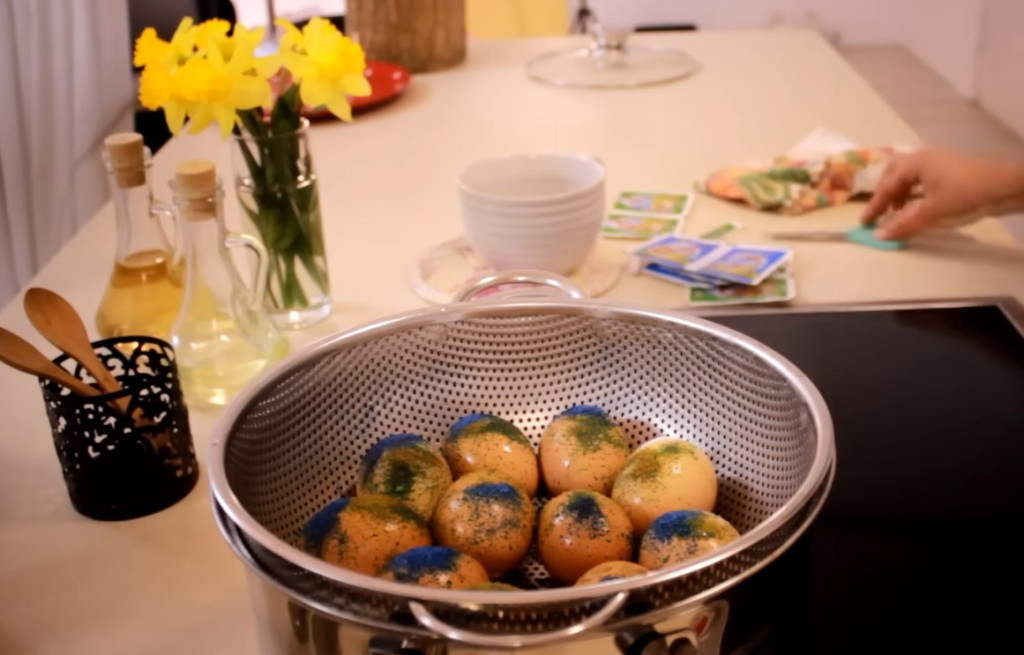 Da li ste nekad farbali jaja na pari? Morate da probate, rezultat je fantazija. Para stvara remek-dela (VIDEO)