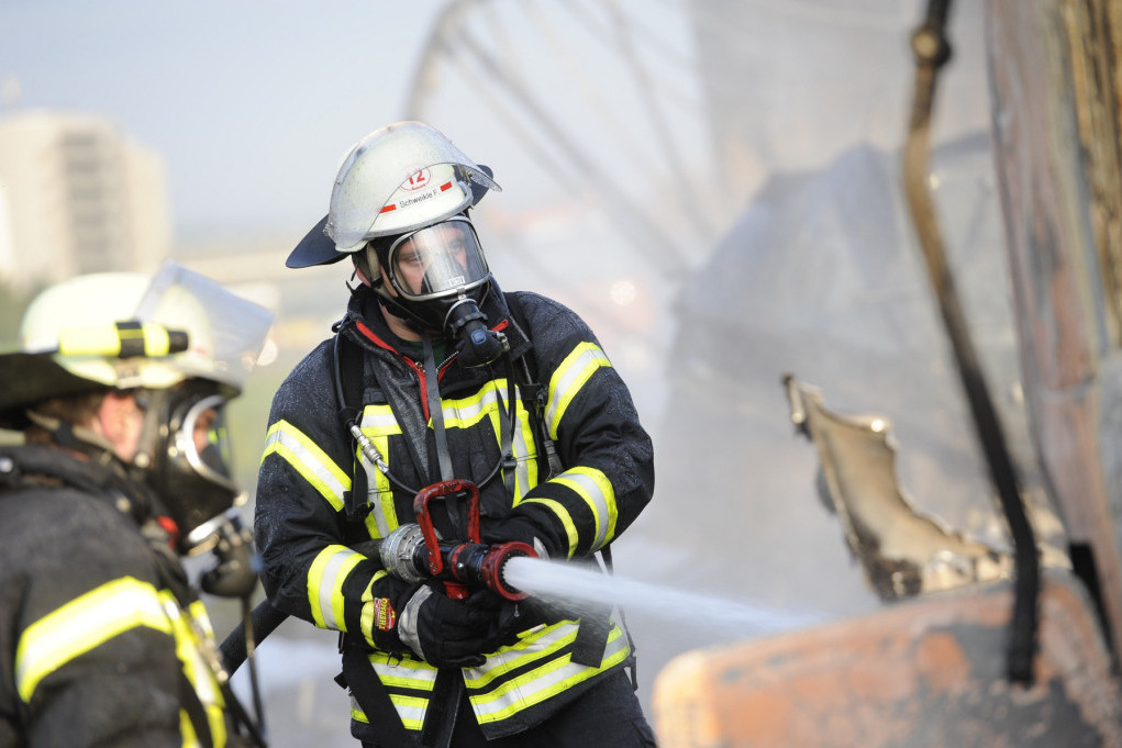 Požar izbio u zgradi u Albaniji: Sumnja se da je 40 osoba zarobljeno u stanovima!