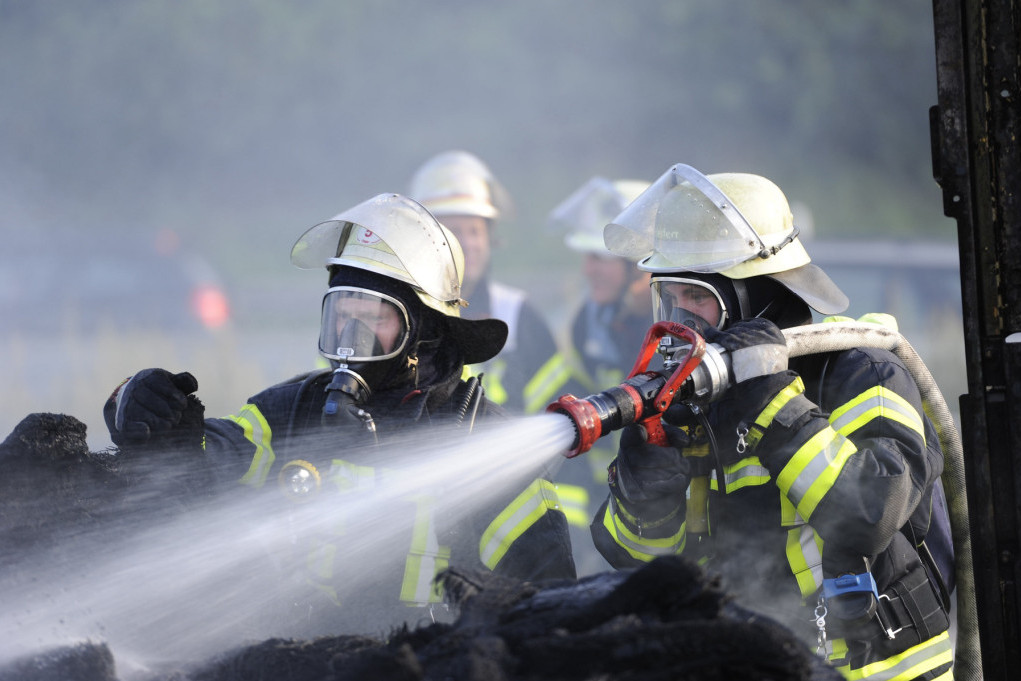 Veliki požar u industrijskoj zoni u Moskvi: Stihiju gasi 120 vatrogasaca, plamen zahvatio 2.500 kvadratnih metara