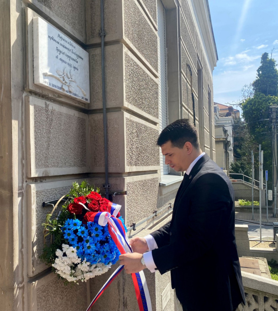Postavljeni venci u znak sećanja na majke, bebe i sve stradale: Odata počast žrtvama savezničkog bombardovanja porodilišta 1944. godine