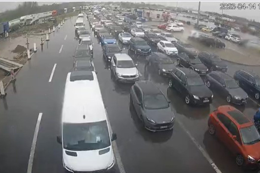 Budite strpljivi ako putujete "preko":  Na ovom graničnom prelazu vozila stoje pet sati!