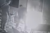 Snimak podmetanja požara u Beloj Crkvi: Skinuli stoljnjake u kafani, pa ih zapalili! (VIDEO)