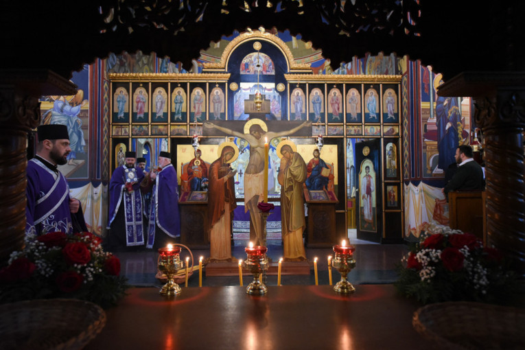 Patrijarh Porfirije u Hramu Svetog Save na iznošenju plaštanice (FOTO)