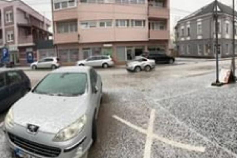 Grad tukao po Republici Srpskoj! Na ulicama Modriče palo sedam centimetara leda, i u ovim mestima nevreme (FOTO)