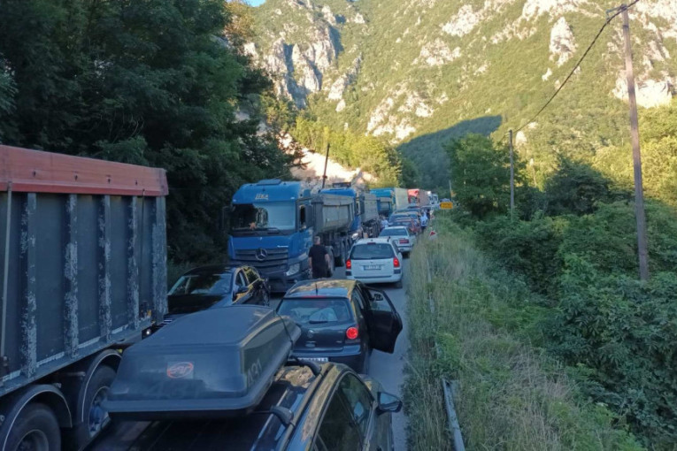 Zagužvalo na granici, počeo saobraćajni kolaps: Dugačke kolone vozila na ulazu u Srbiju (FOTO)