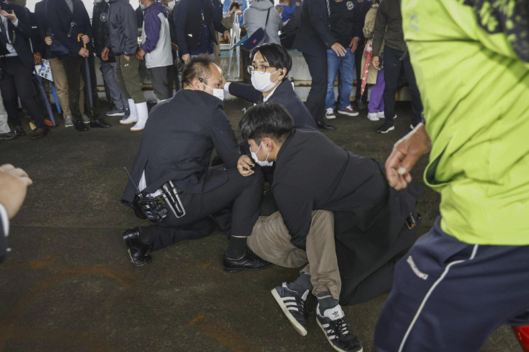 Bačena bomba na premijera Japana: Fumio Kišida hitno evakuisan (VIDEO)