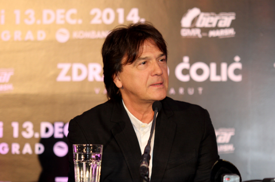 Gola obožavateljka sačekala Čolu u njegovom krevetu! Tek da čujete kako je pevač odreagovao