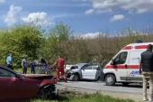 Teška saobraćajna nesreća u Surčinu! U sudaru dva automobila povređena devojka