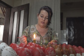 Verica na samo jedan način farba vaskršnja jaja: Tehniku je naučila od svoje bake na Kosovu, a srpsku tradiciju prenela je i na svoju ćerku