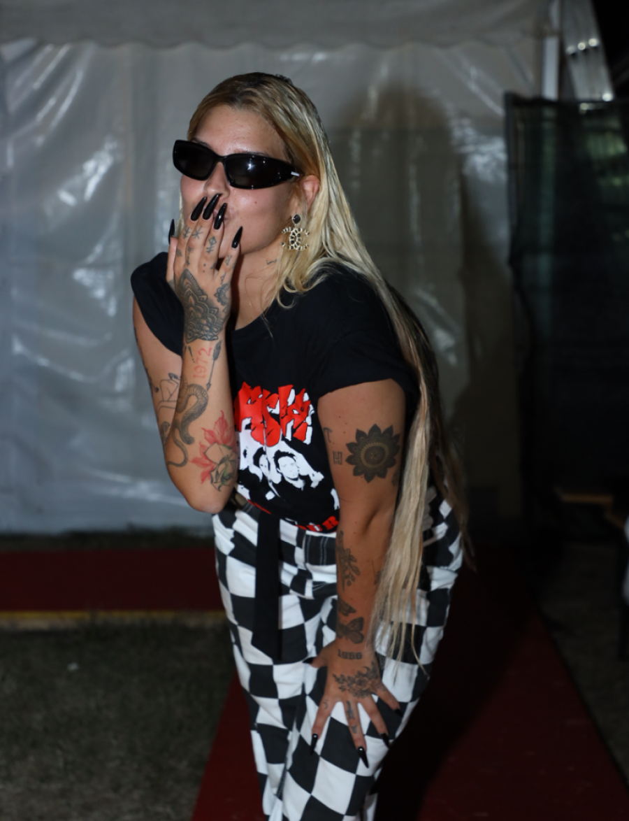 Zoi pisala poznatom pevaču, jedno mu i tražila, pa dobila hladan tuš: Od toga me je sad sramota!