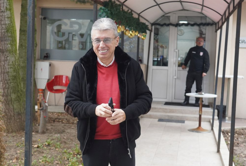 Porodica obeležava 40 dana od smrti Saše Popovića: Suzana sa decom stigla na groblje (FOTO/VIDEO)