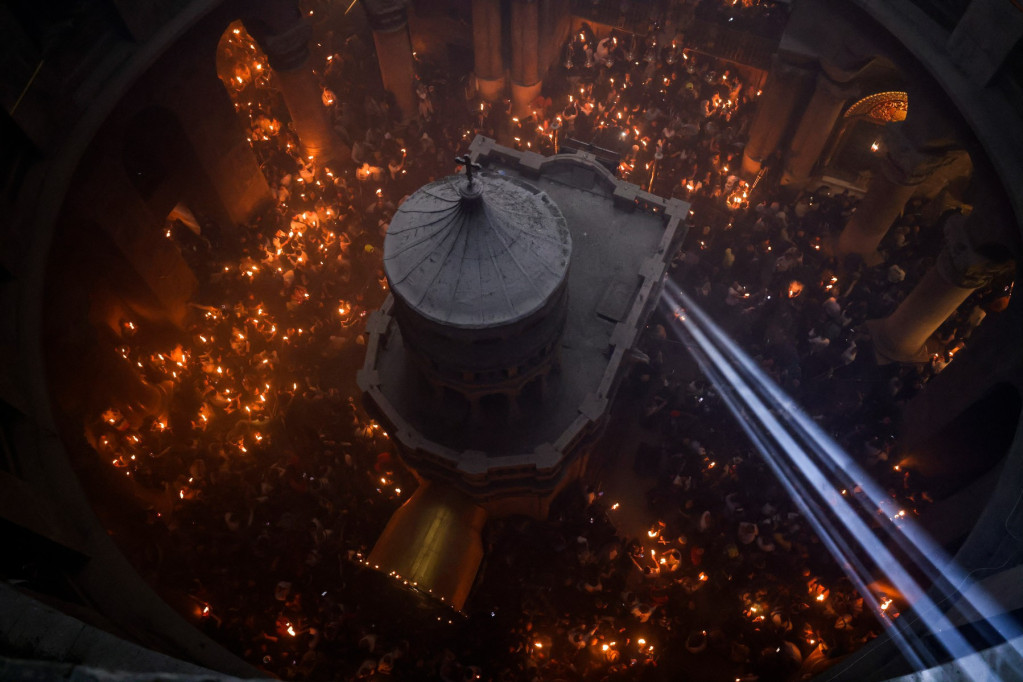 Zapaljen sveti oganj u Jerusalimu: Čudo koje se dešava svake godine u hramu Groba Gospodnjeg